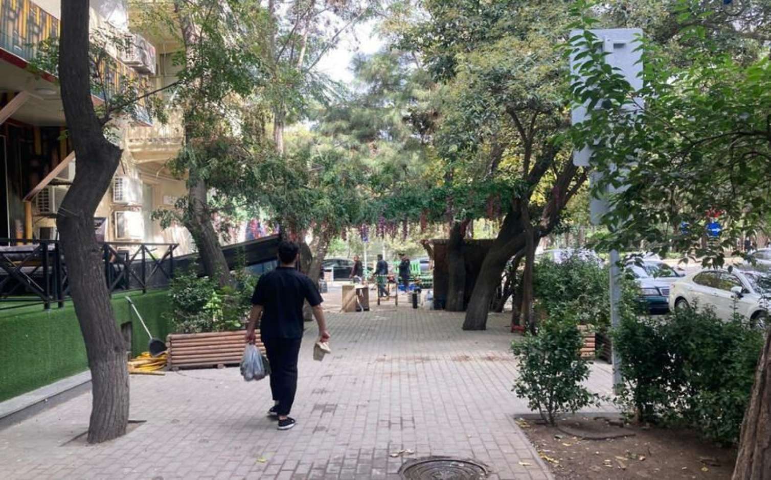 Bakıda küçəyə yerləşdirilən qurğular yığışdırıldı 