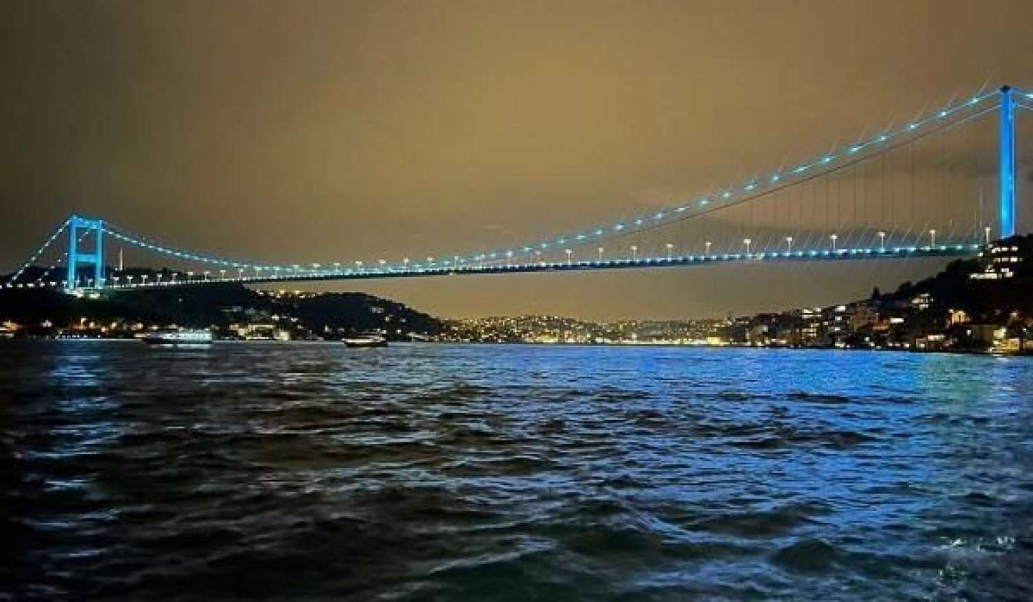 İstanbul körpüləri TDT bayrağının rəngi ilə işıqlandırıldı - FOTO 