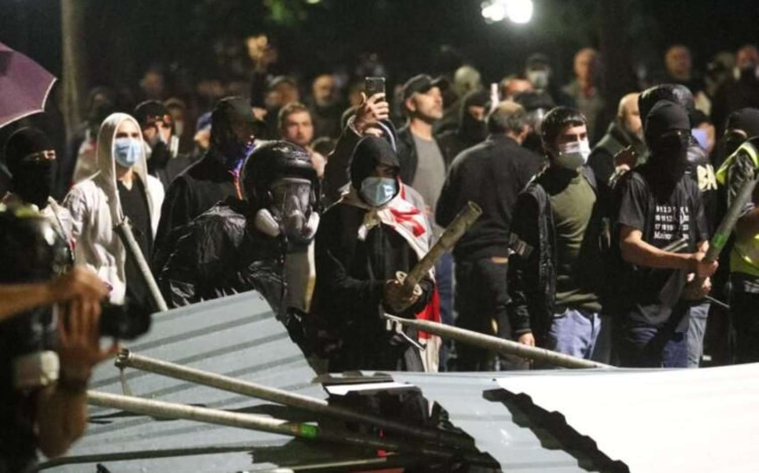 Tiflisdə GƏRGİNLİK: 14 polis yaralandı, Baş nazir Aİ səfirini günahlandırdı 