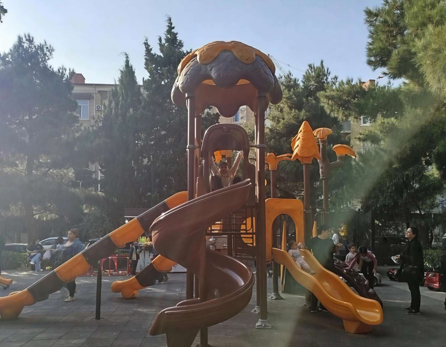 Uşaq meydançasında bədbəxt hadisə: Başına səkkiz tikiş qoyuldu - FOTO 