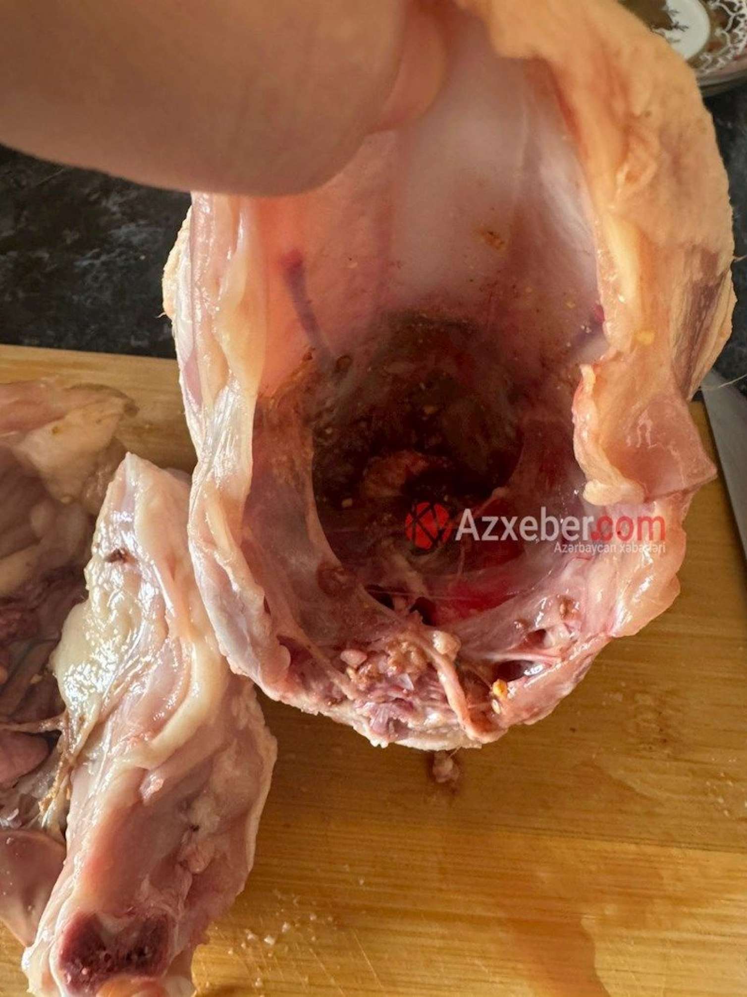 Marketdən alınan toyuğun içindən görün nə çıxdı 