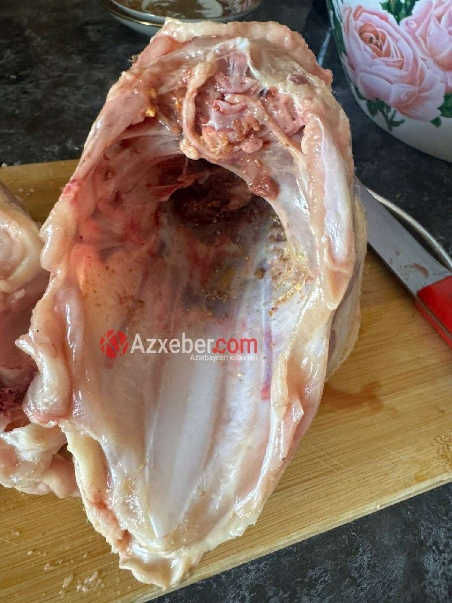 Marketdən alınan toyuğun içindən görün nə çıxdı 