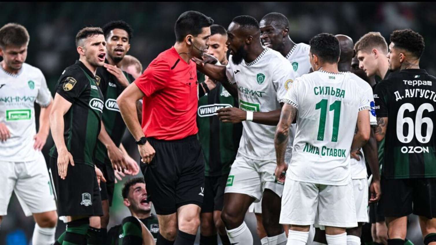 İrqçilik edən erməni futbolçunu nokauta saldı - VİDEO 