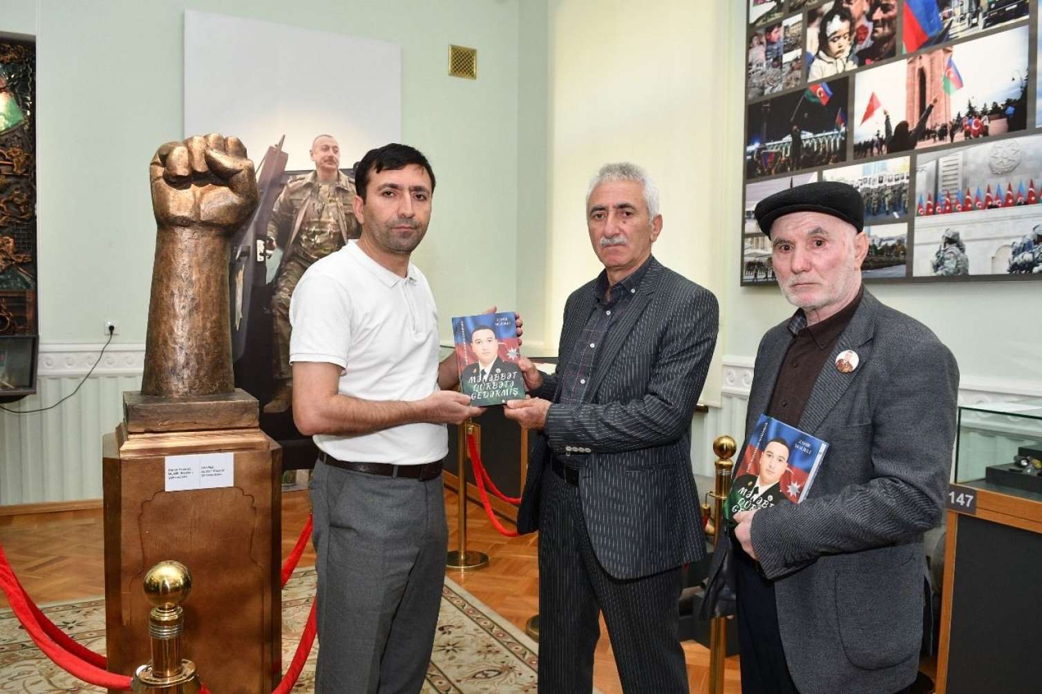 Şəhid Məhəmməd Məmmədov haqqında kitab muzeyə hədiyyə edildi 