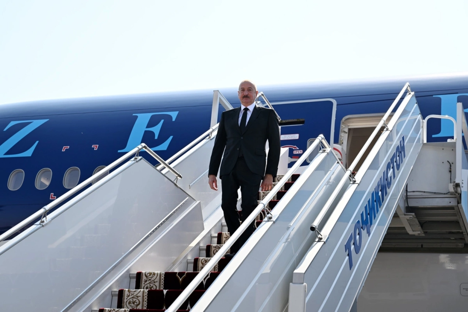 Prezident Tacikistana getdi - FOTO/VİDEO