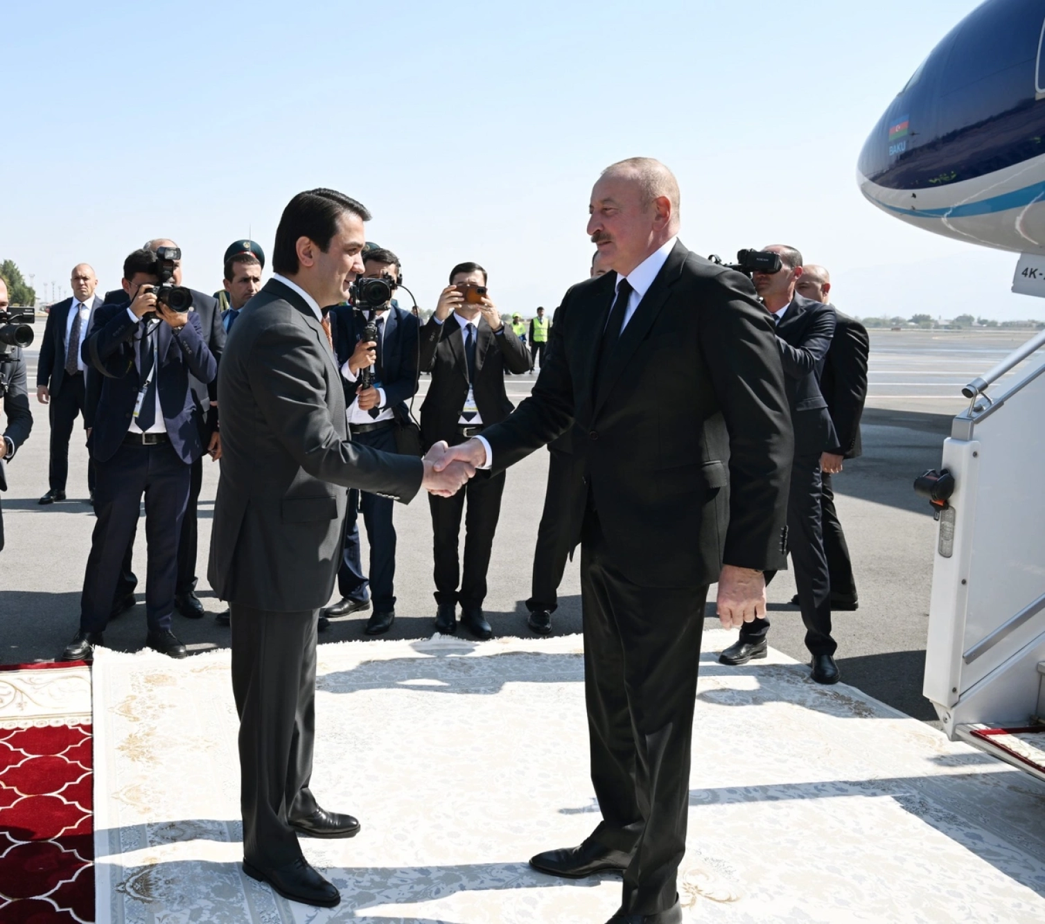 Prezident Tacikistana getdi - FOTO/VİDEO