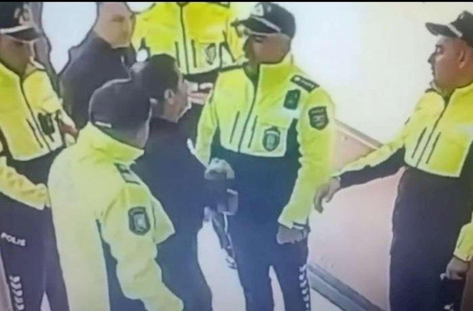 Polis şəhid atasının paltarını cırıb? -  DİN görüntüləri YAYDI