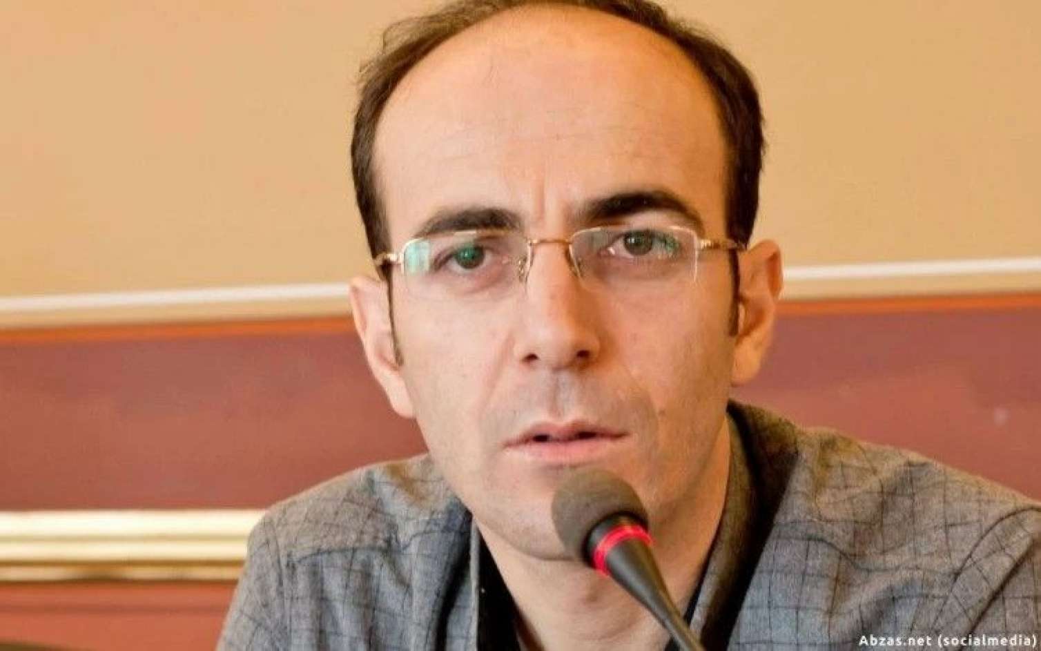 Həbsdə olan jurnalistə ağır itki 