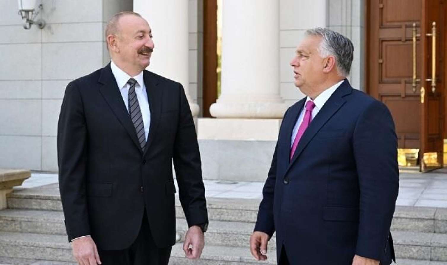 Orban İlham Əliyevlə xüsusi ehtiramla görüşdü: Baş əydi 