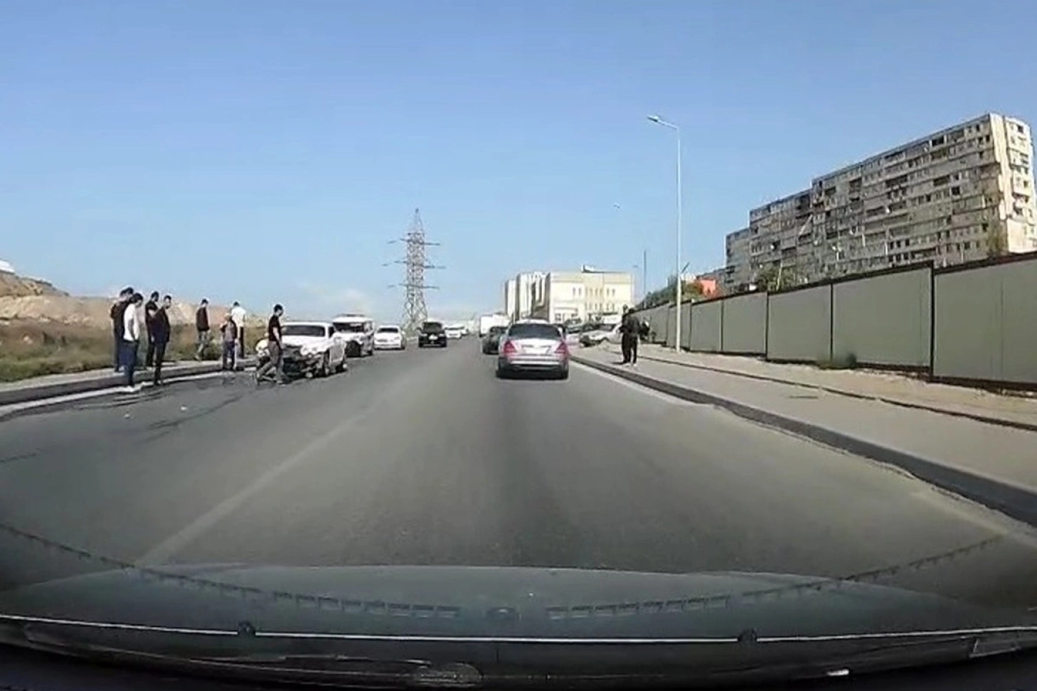 Bakıda "Bentley" qəza törətdi: Yaralı var - VİDEO
