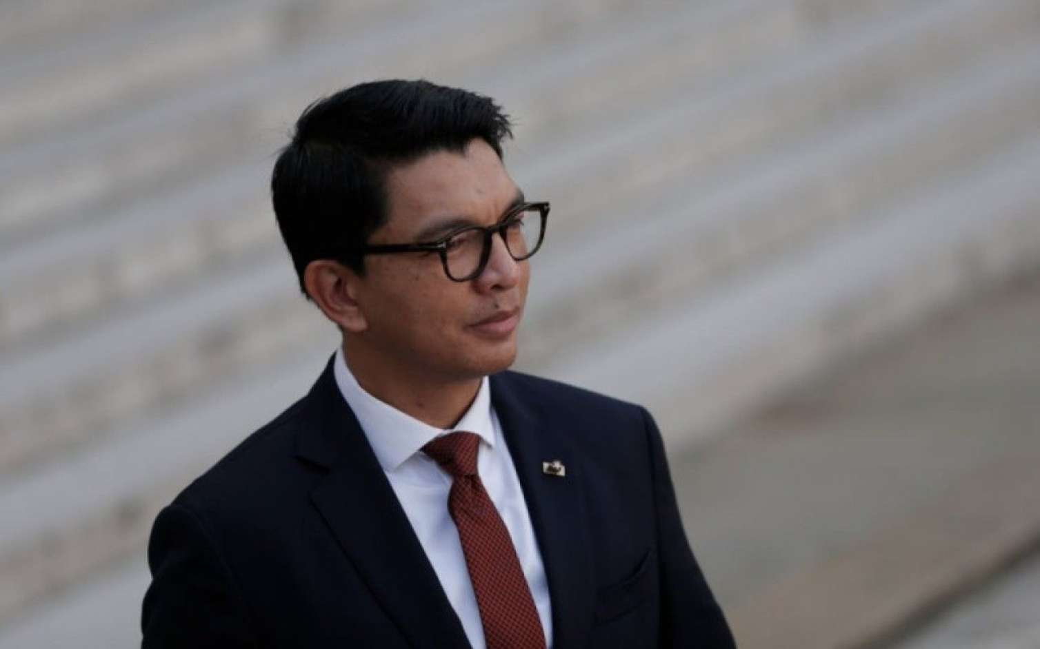 Prezident hərbi təyyarə ilə ölkəsindən qaçdı 