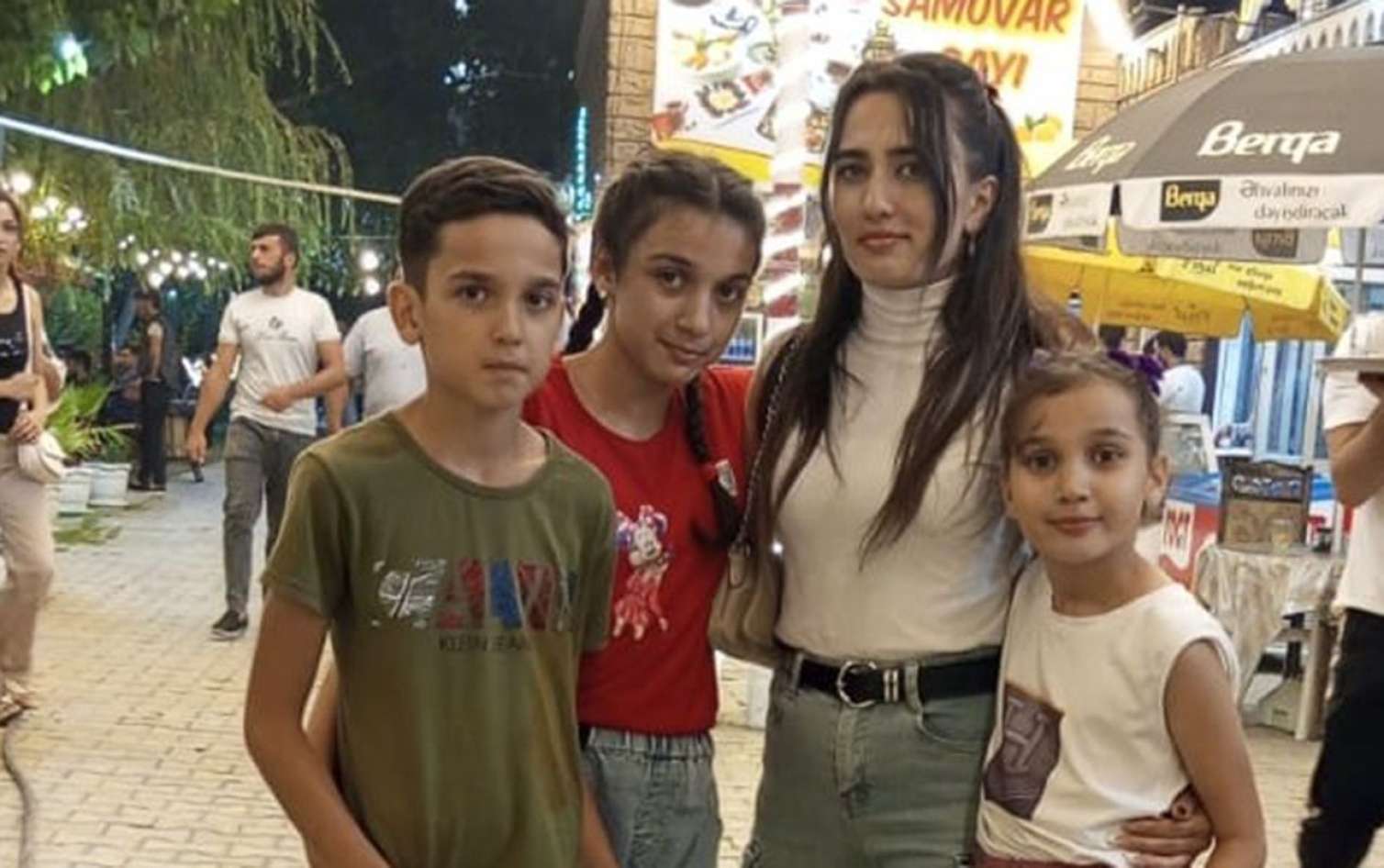 Üç uşaq anası 31 yaşında attestat aldı - Qızı ilə sinif yoldaşı olub 