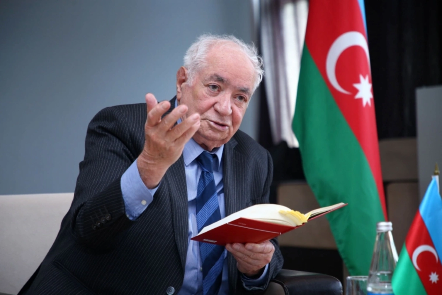 Xalq şairindən ÜSYAN: Oxuya bilməyən müğənniyə bir saat, mənə 10 dəqiqə...  
