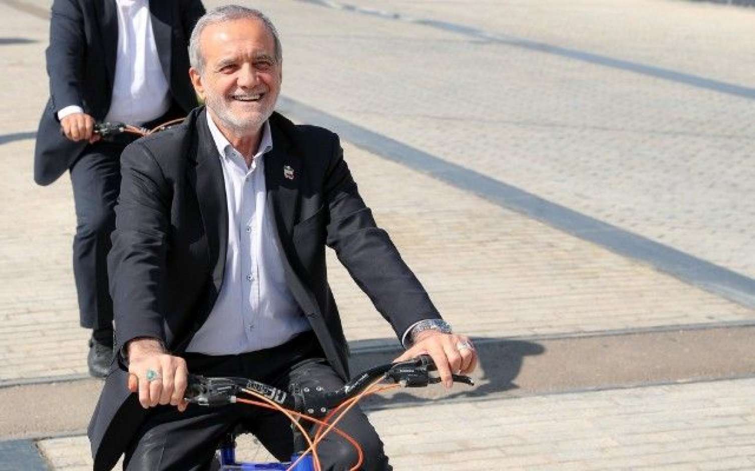 Pezeşkian Tehranın mərkəzində velosiped sürdü - FOTOLAR 