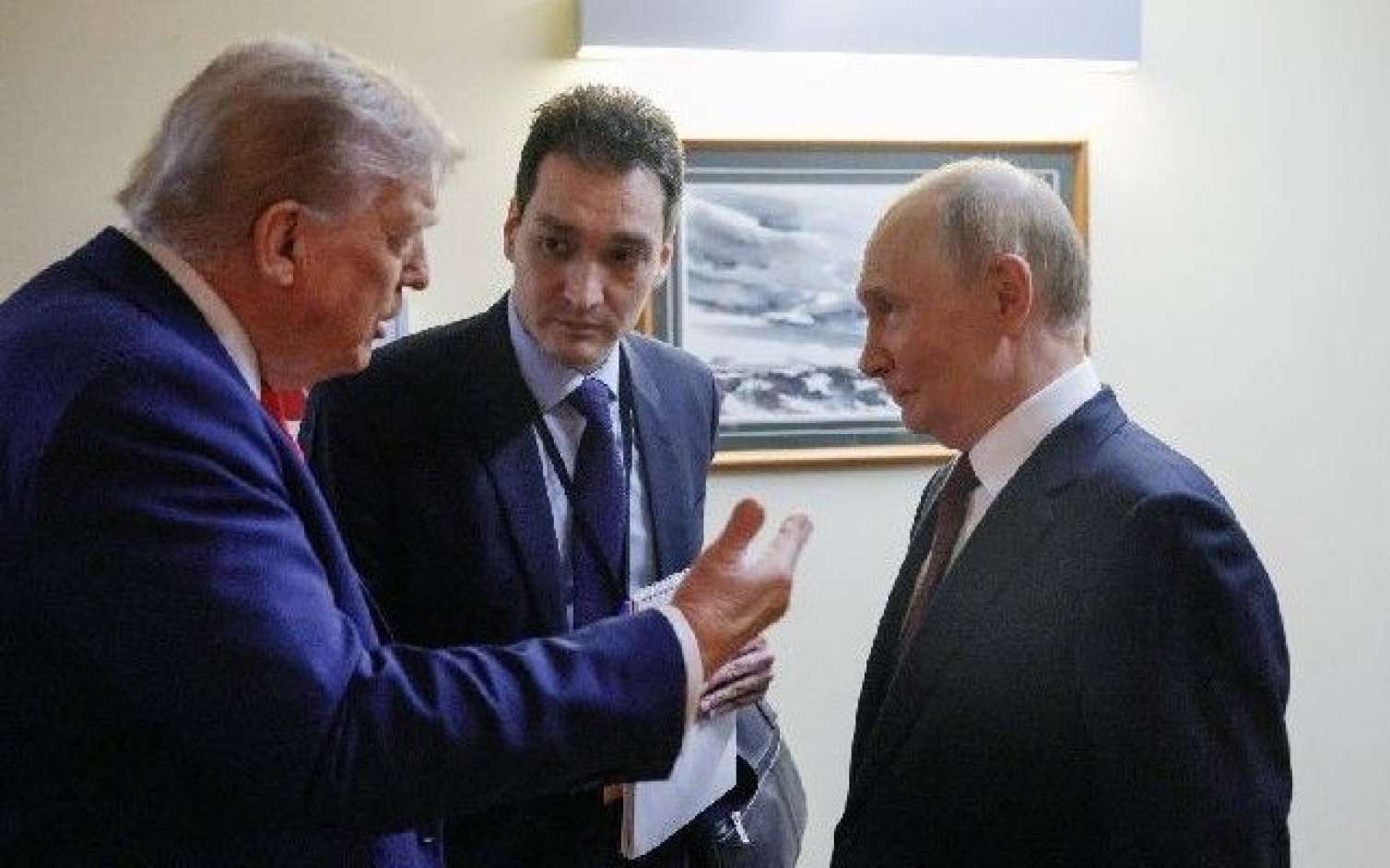 Tramp Putinə səsini qaldırıb, otaqdan çıxmaq istəyib 