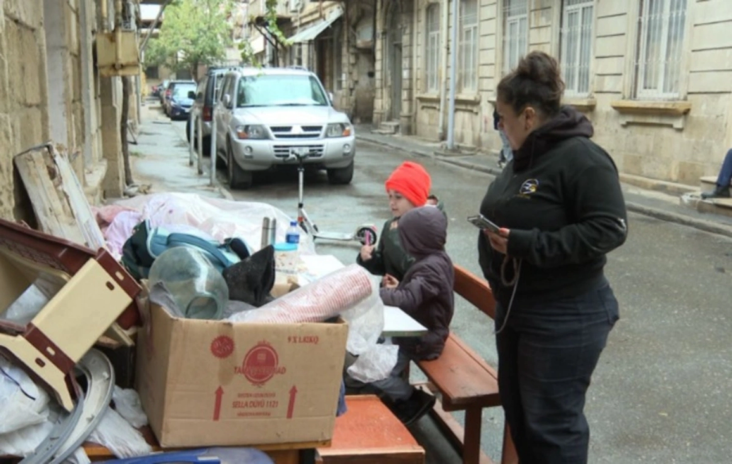 Bakıda ailə evindən çıxarıldı - VİDEO - YENİLƏNİB