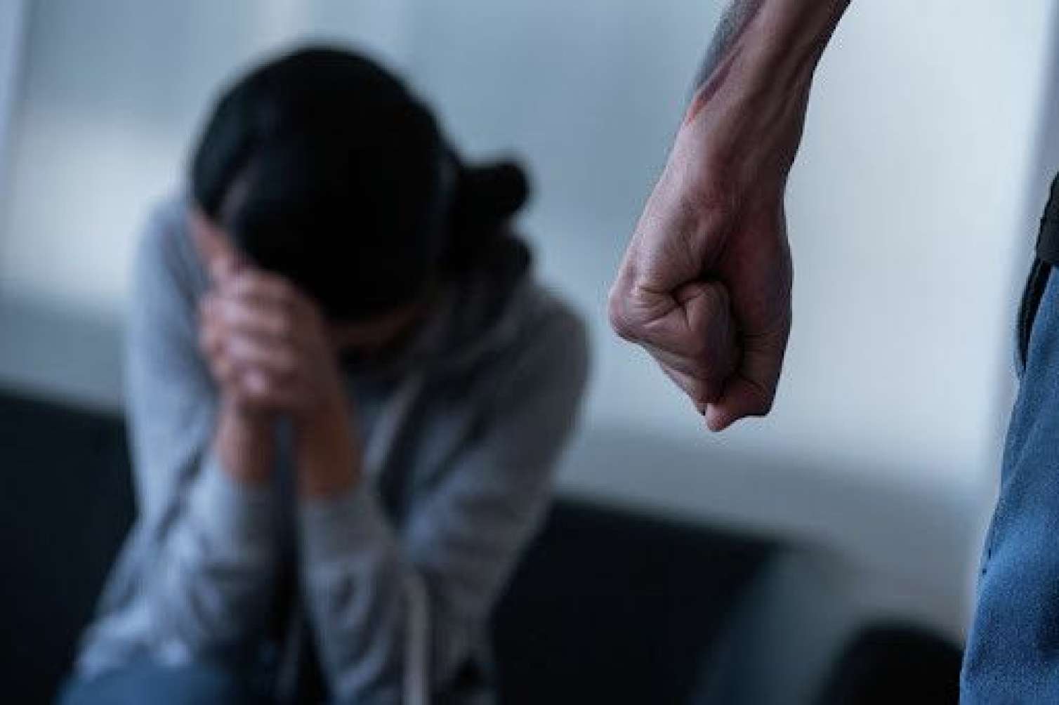 6 uşağının səs-küyünə dözmədi - Arvadını döydü 