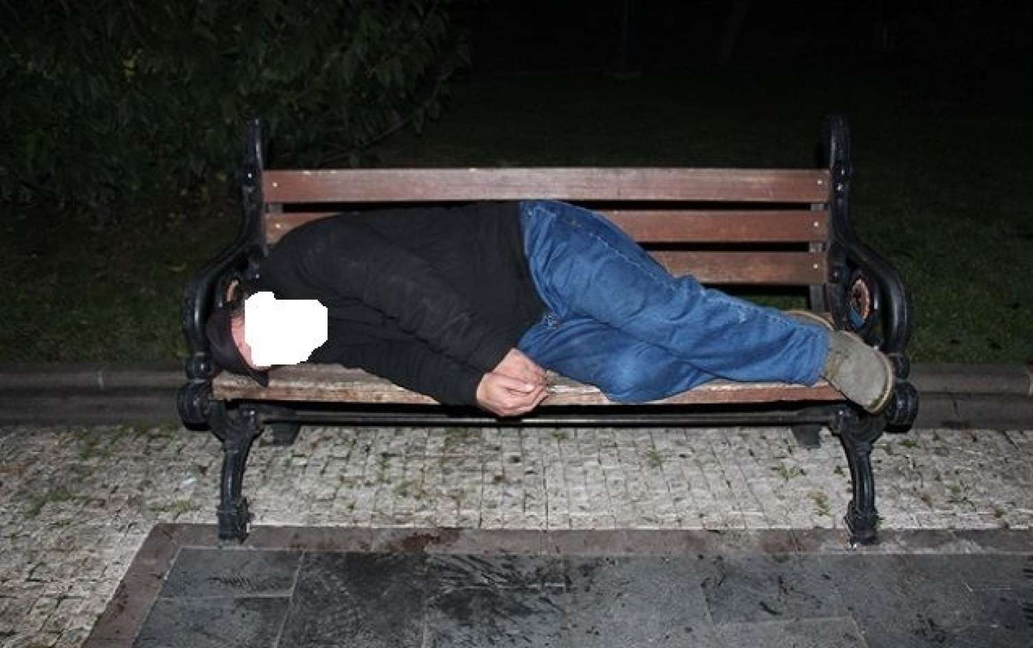 Bakıda nazirlik əməkdaşı sərxoş olub küçədə yatdı - Məxfi sənədlər oğurlandı 