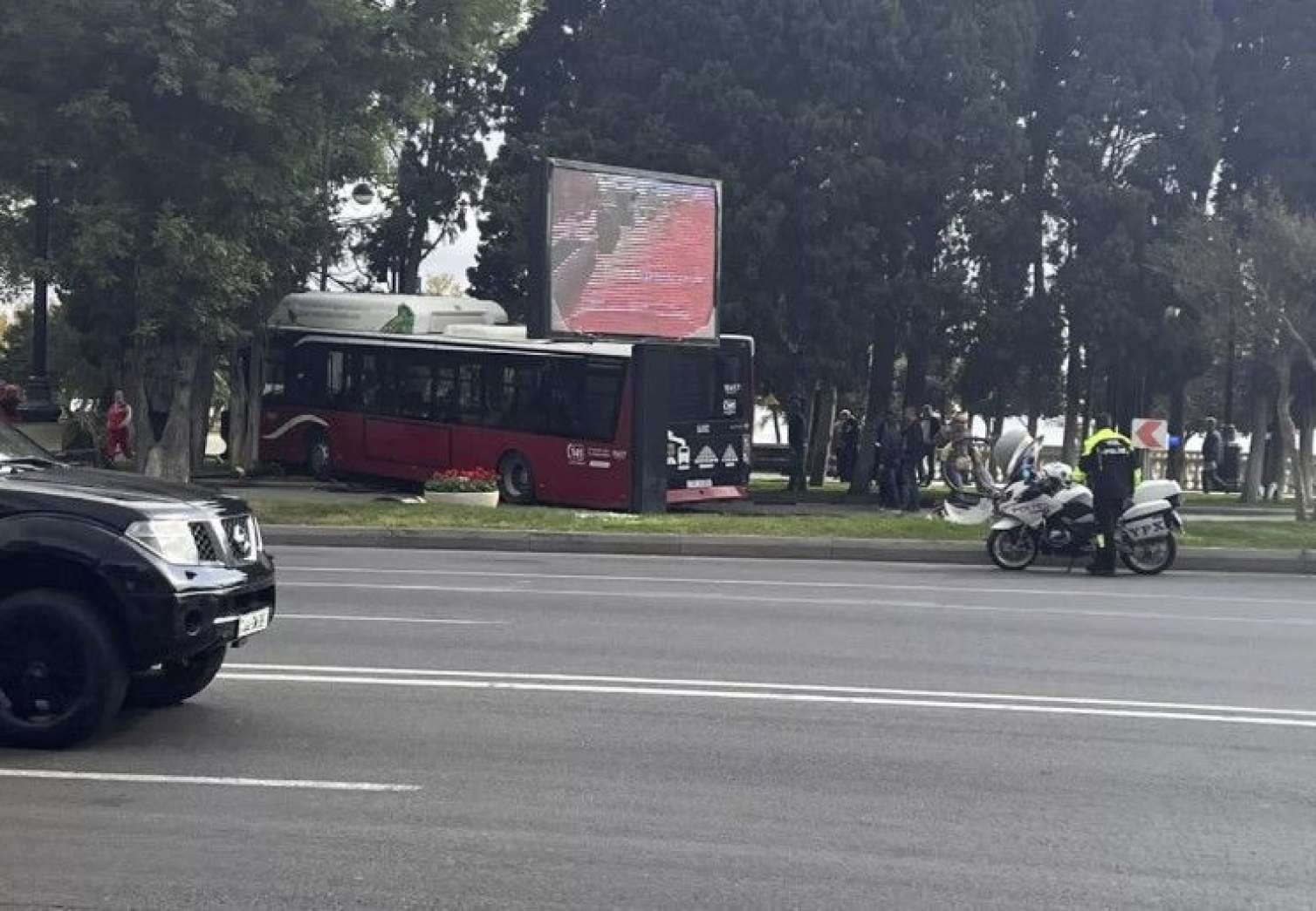“Bakubus”un avtobusu bulvara girdi - VİDEO - YENİLƏNİB