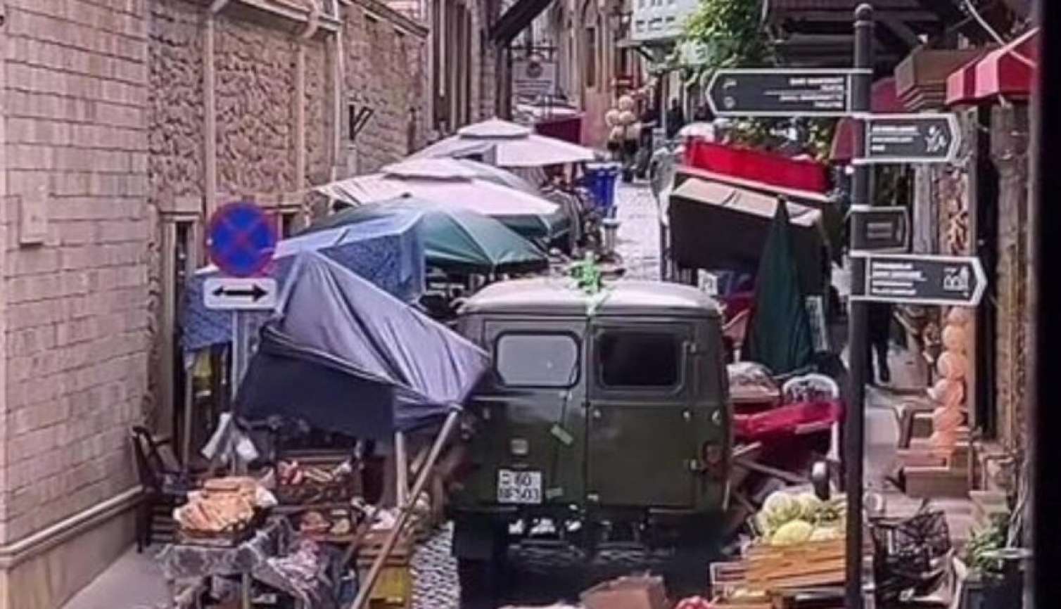 Bakının mərkəzində "aləmi bir-birinə qatan" maşınlar kimindir? - VİDEO 