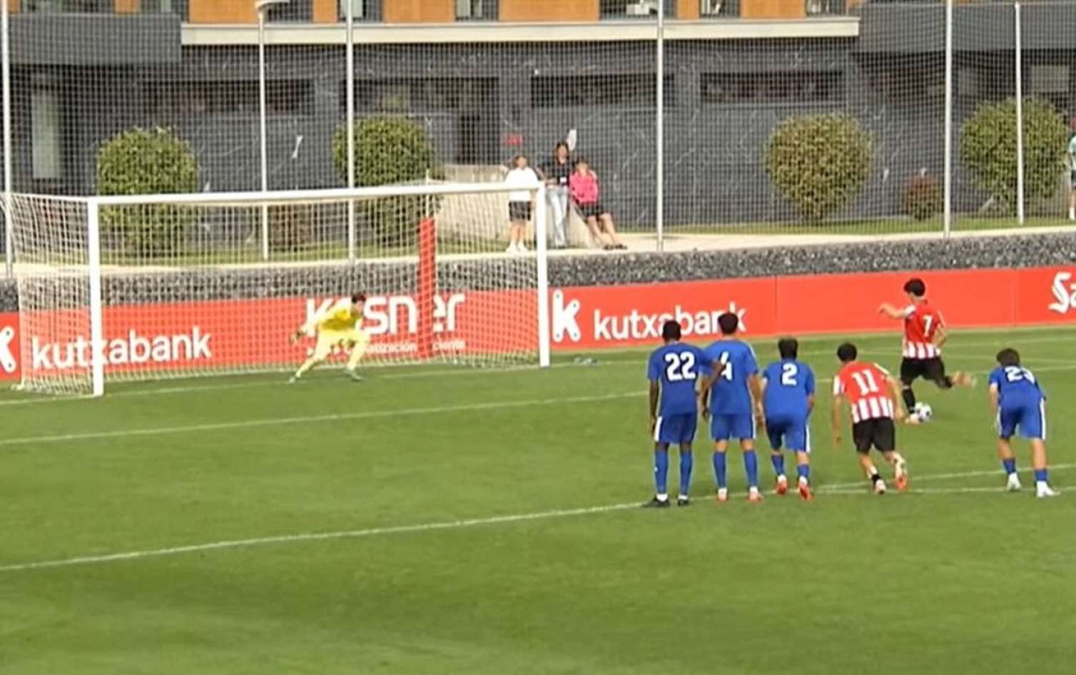 “Qarabağ”ın qapıçısı “Atletik”lə matçda 2 penalti qaytardı  