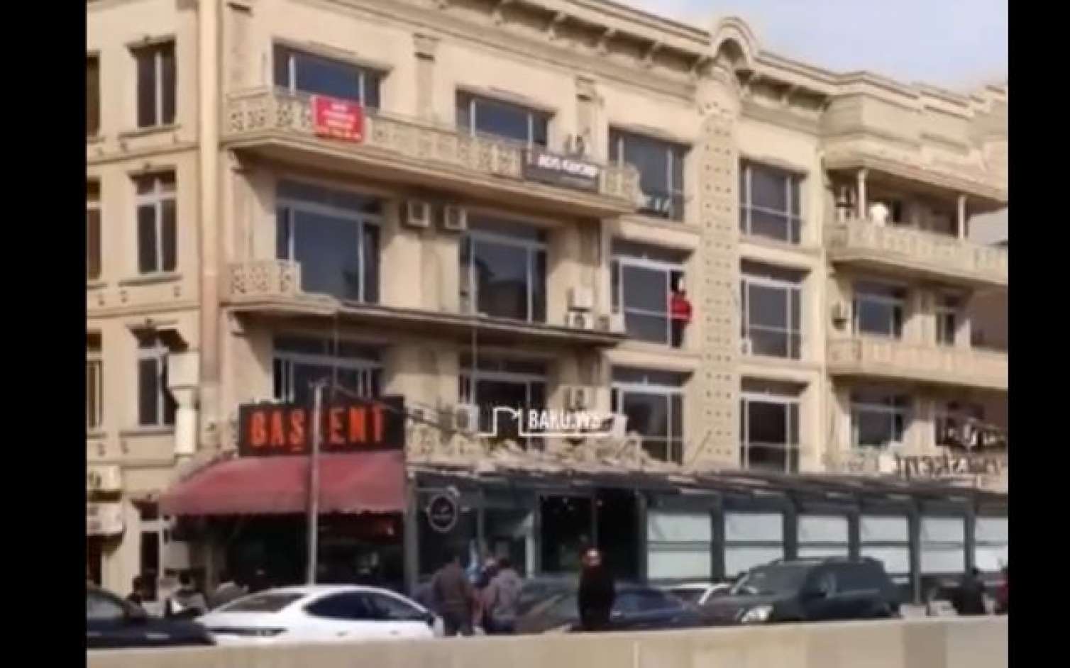 Bakıda binanın eyvanı uçaraq restoranın üstünə töküldü - VİDEO 