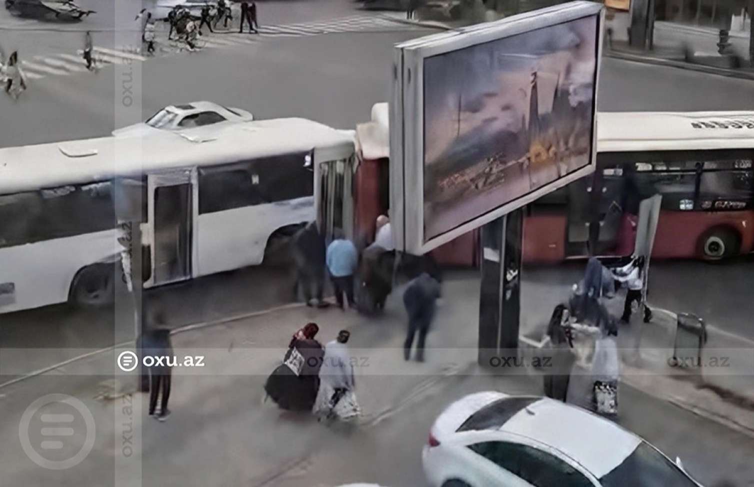 Bakıda 2 sərnişin avtobusu toqquşdu - Video 