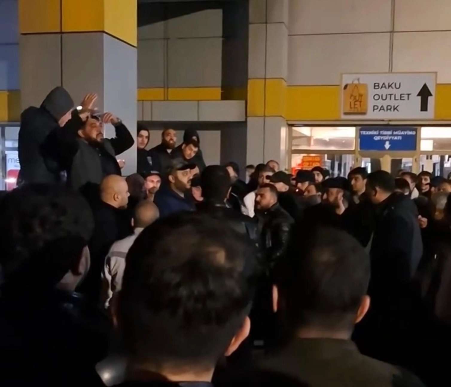 Taksi sürücüləri etiraza qalxdı: Vəsiqə almaq belədirsə, kartı nə zülmlə alacağıq? - VİDEO 