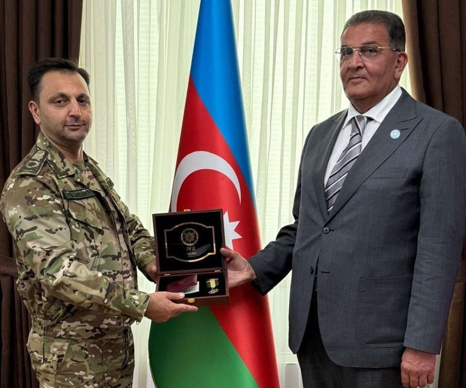 3 gün əvvəl işdən çıxarılan general Saleh Səmədova medal veribmiş  - FOTO