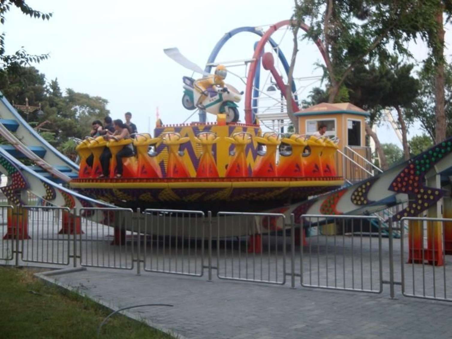 Parklardakı əyləncə qurğularının vəziyyəti ciddi narahatlıq doğurur - VİDEO