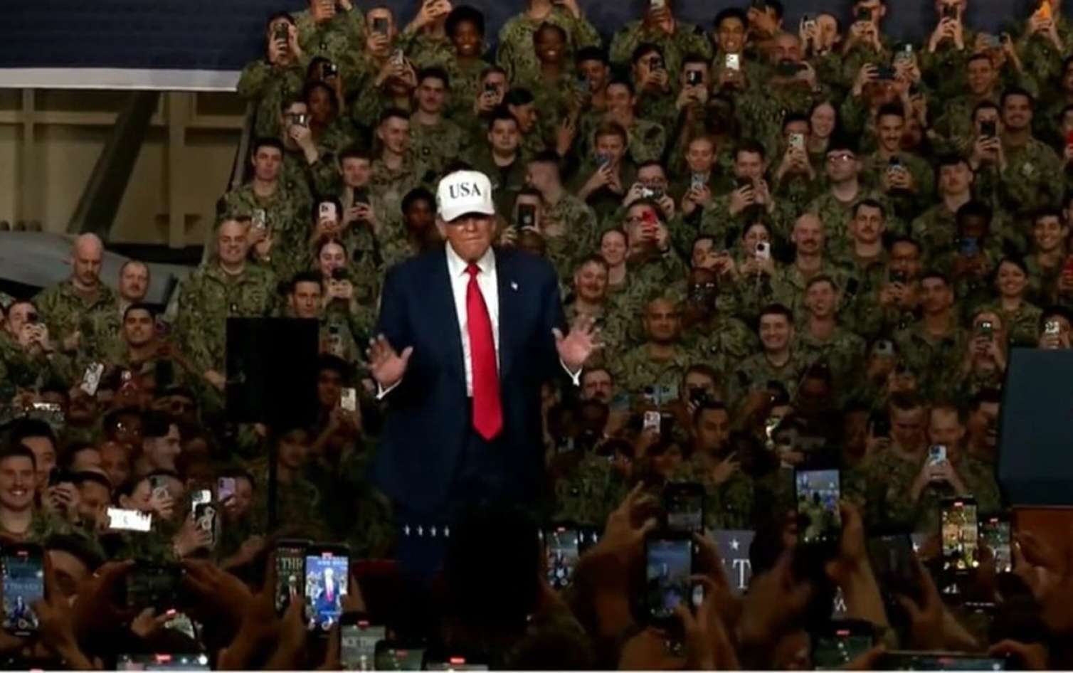 Tramp hərbçilərin qarşısında rəqs etdi  - VİDEO