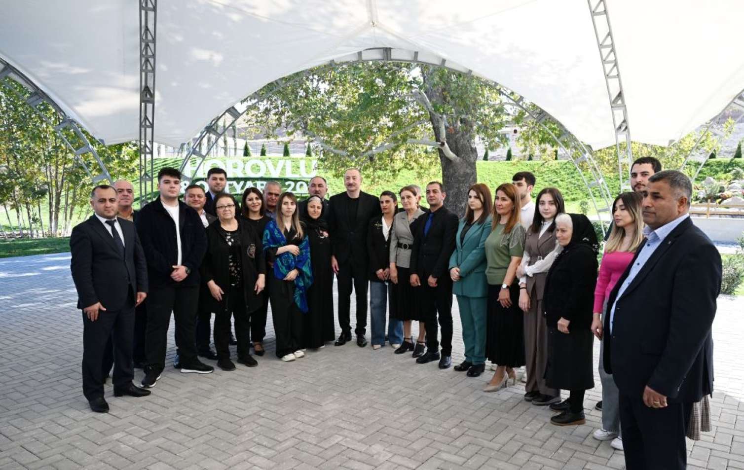 Prezident sakinlərə mənzillərin açarlarını verdi  - FOTO