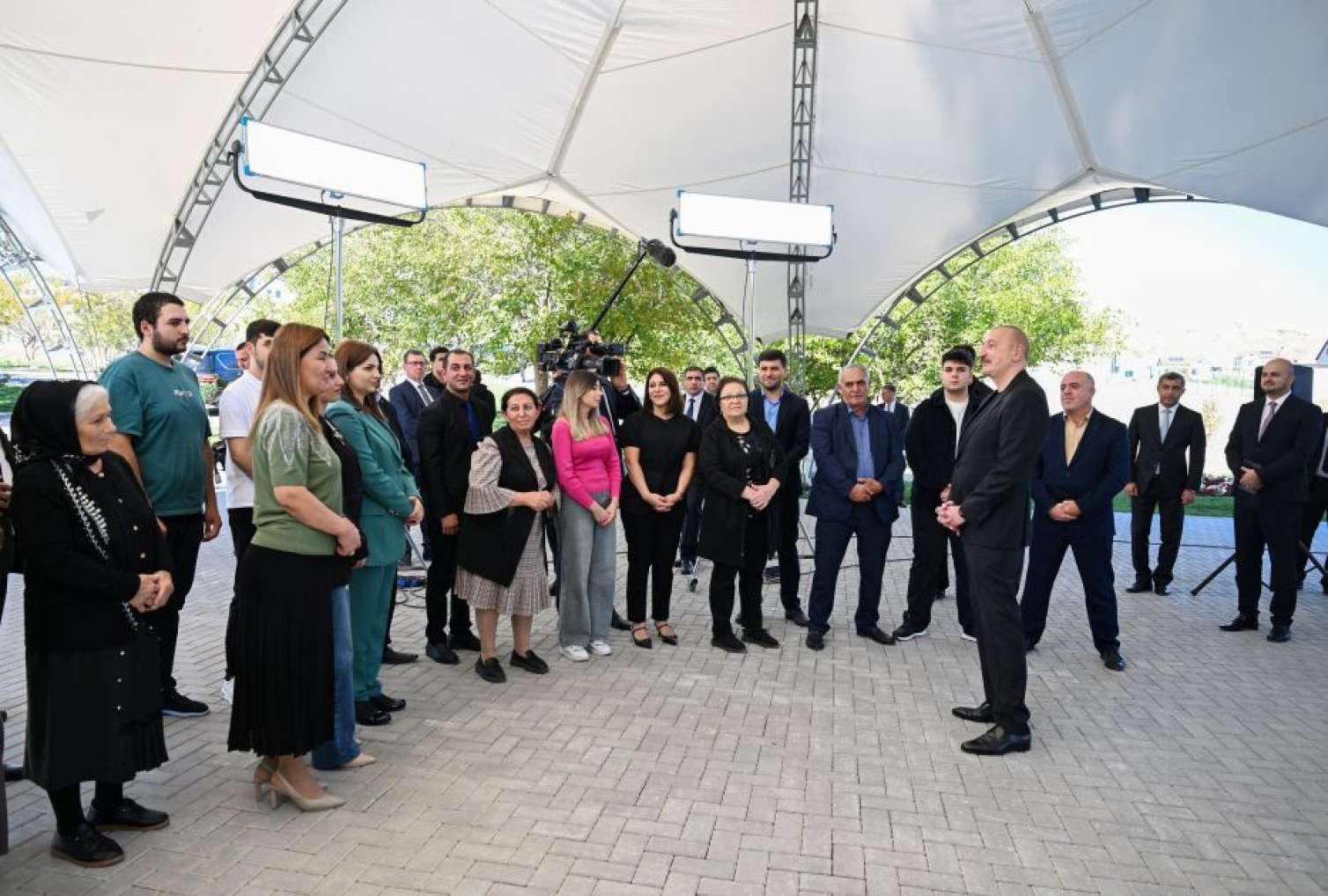 Prezident sakinlərə mənzillərin açarlarını verdi  - FOTO