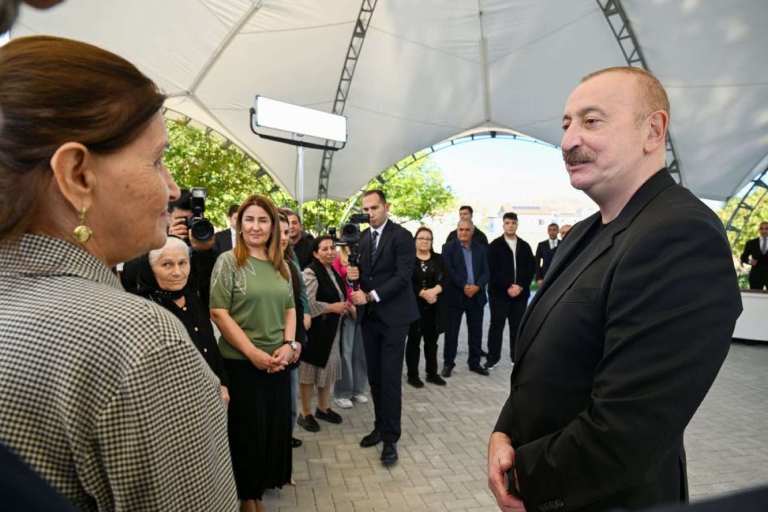 Prezident sakinlərə mənzillərin açarlarını verdi  - FOTO