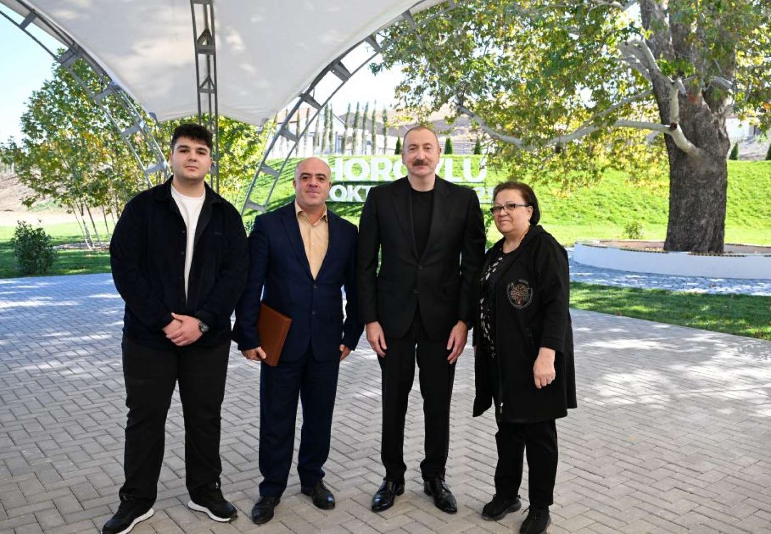 Prezident sakinlərə mənzillərin açarlarını verdi  - FOTO