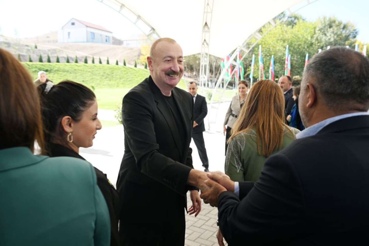 Prezident sakinlərə mənzillərin açarlarını verdi  - FOTO