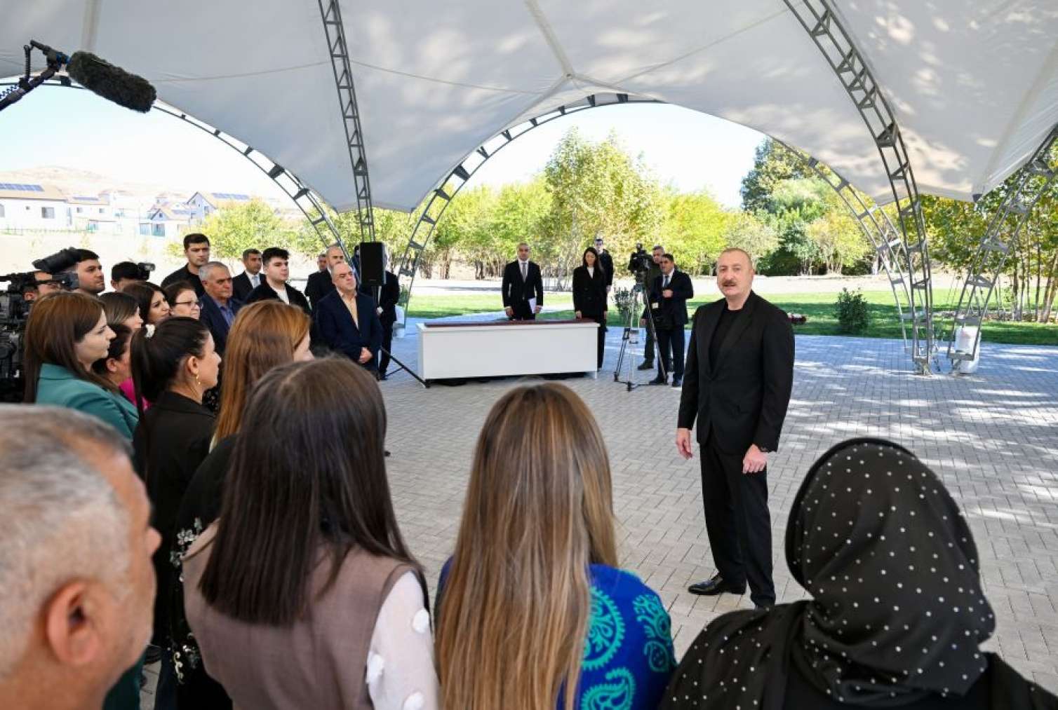 Prezident sakinlərə mənzillərin açarlarını verdi  - FOTO