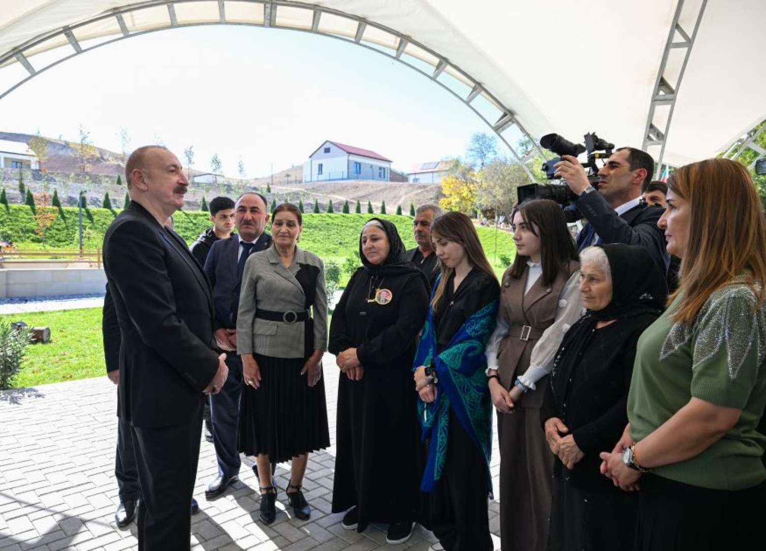 Prezident sakinlərə mənzillərin açarlarını verdi  - FOTO
