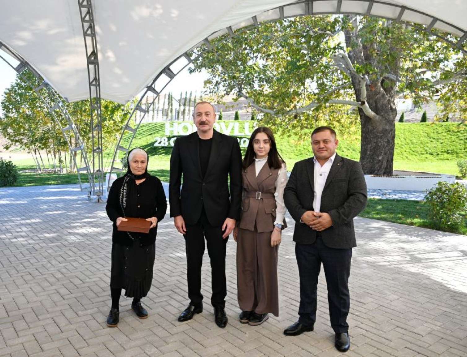 Prezident sakinlərə mənzillərin açarlarını verdi  - FOTO