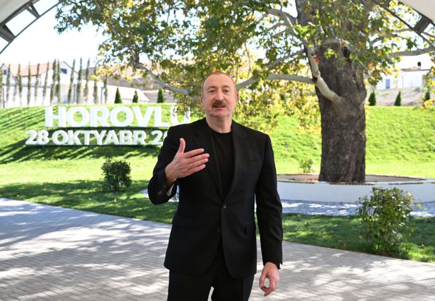 Prezident sakinlərə mənzillərin açarlarını verdi  - FOTO