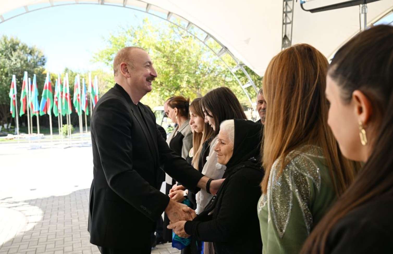 Prezident sakinlərə mənzillərin açarlarını verdi  - FOTO