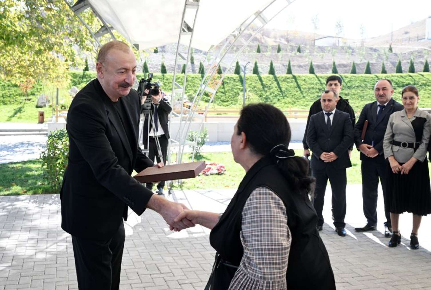 Prezident sakinlərə mənzillərin açarlarını verdi  - FOTO