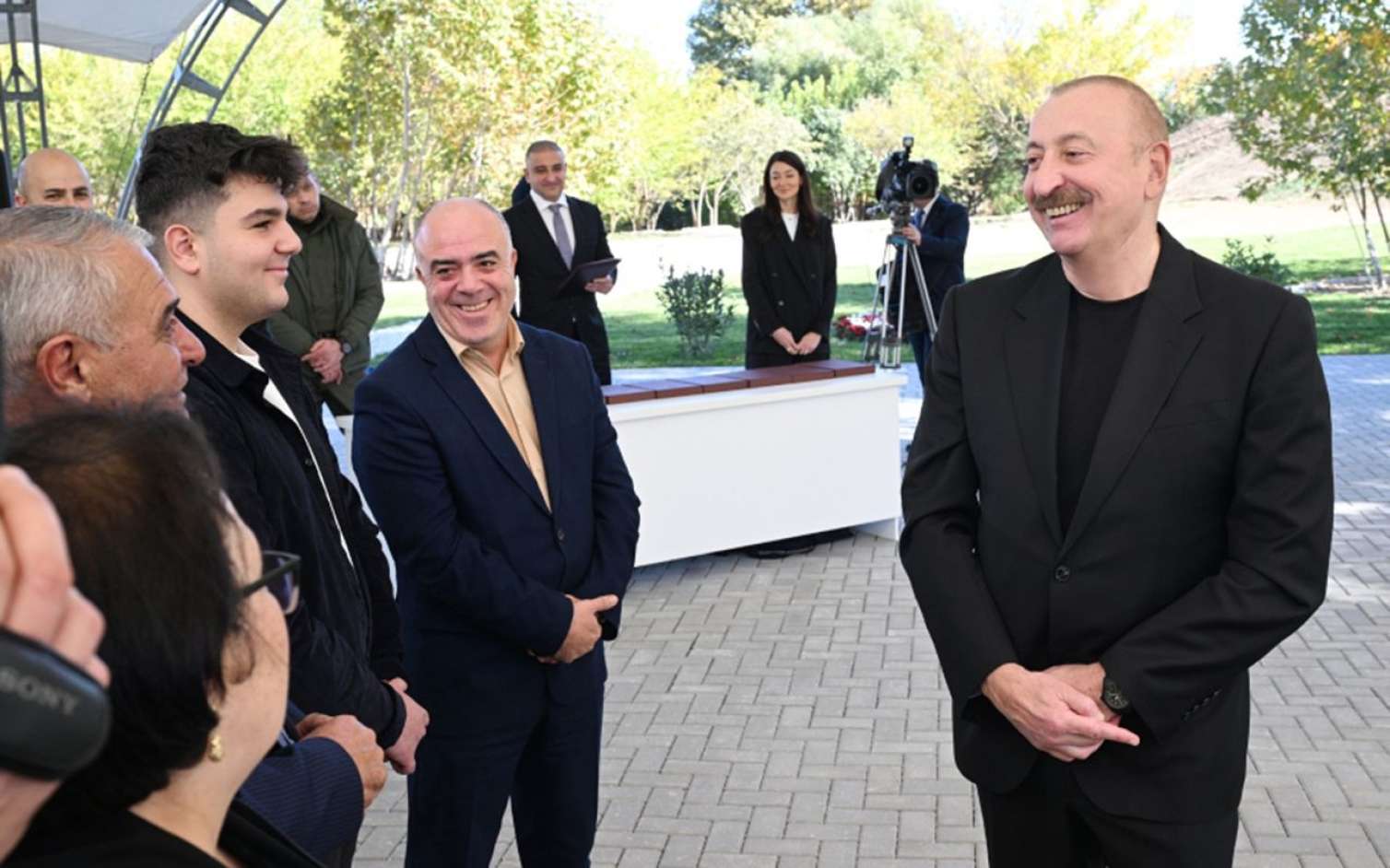 Prezident sakinlərə mənzillərin açarlarını verdi  - FOTO