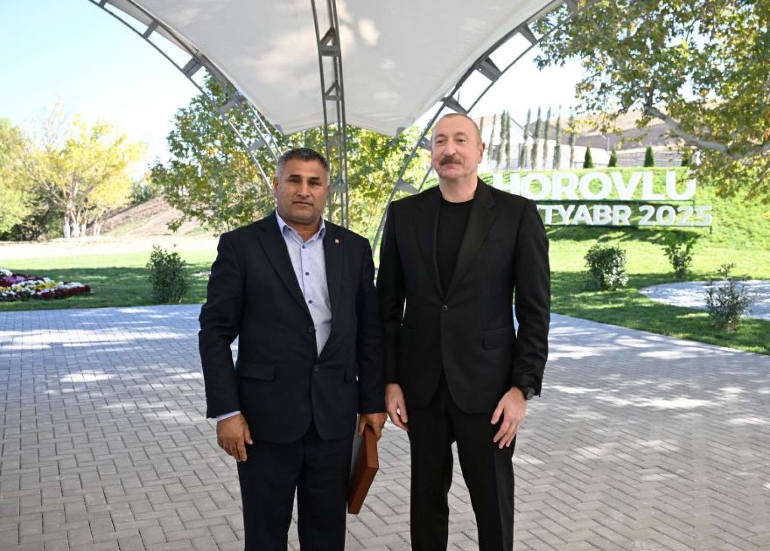 Prezident sakinlərə mənzillərin açarlarını verdi  - FOTO