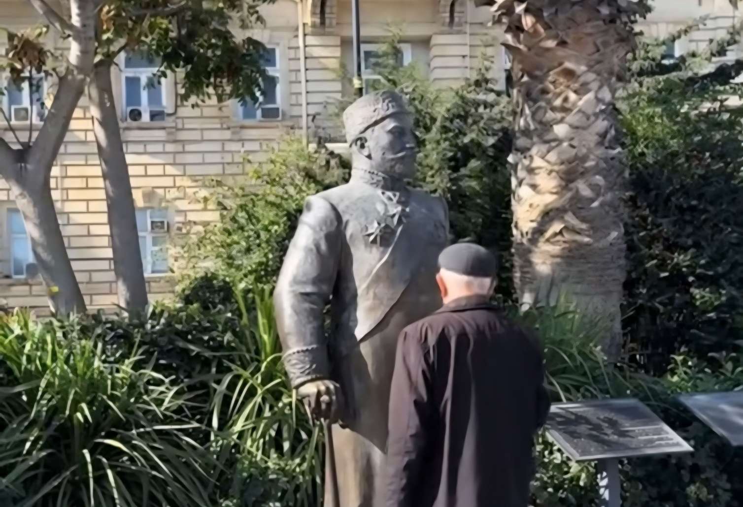 İçərişəhərdəki yaşlı kişi hamını duyğulandırdı - VİDEO 