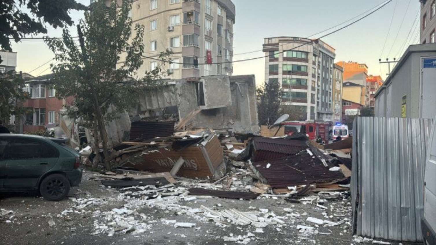 İstanbulda altımərtəbəli bina çökdü - VİDEO 