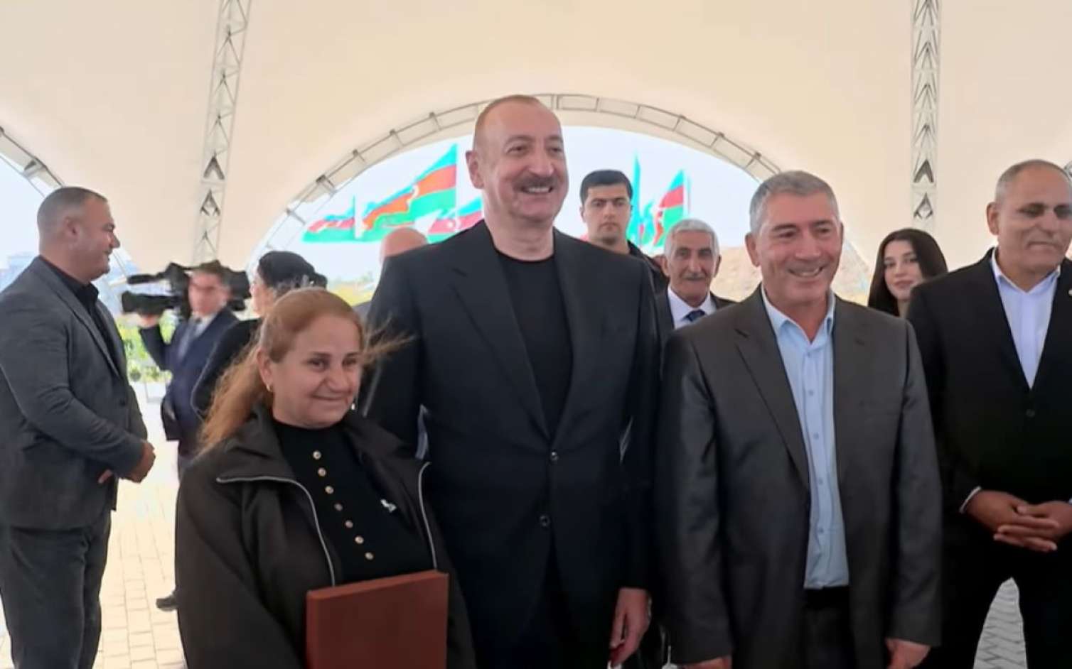 “Cənab Prezident, oğlum əsgərdir, tapşırdı ki, şəkil çəkdirək” - VİDEO “Cənab Prezident, oğlum əsgərdir, tapşırdı ki, şəkil çəkdirək” - VİDEO