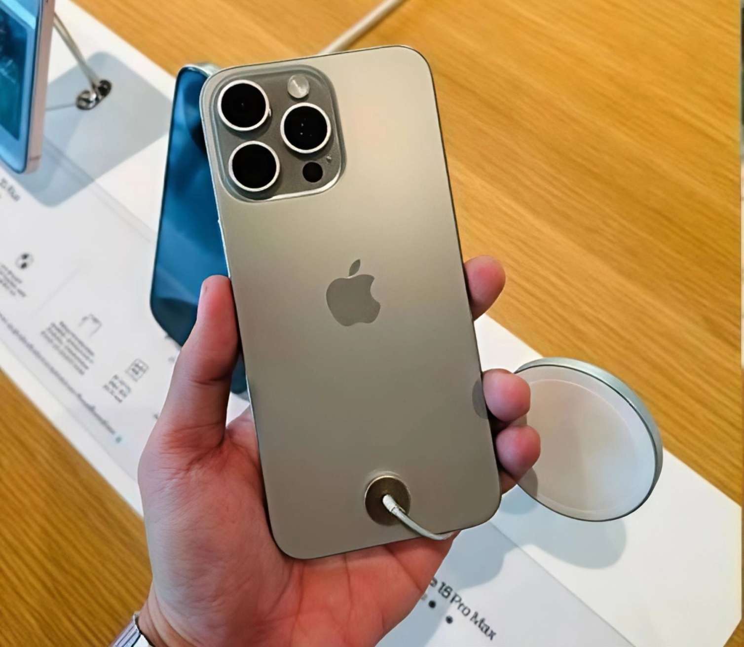 Bakıda məşhur mağazadan 21 minlik "Ayfon" oğurlandı 