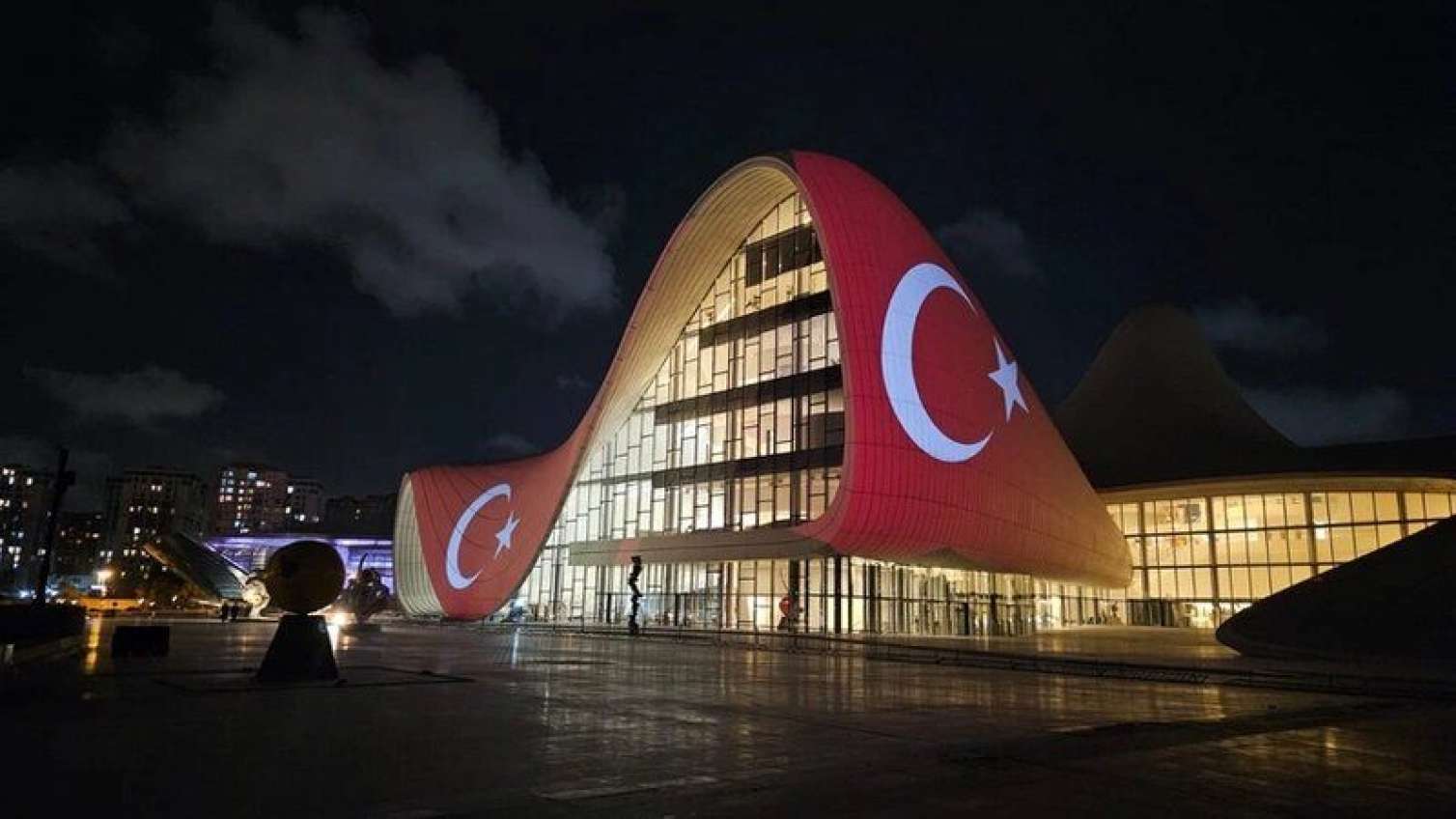 Heydər Əliyev Mərkəzi Türkiyə bayrağı ilə proyeksiya olundu 