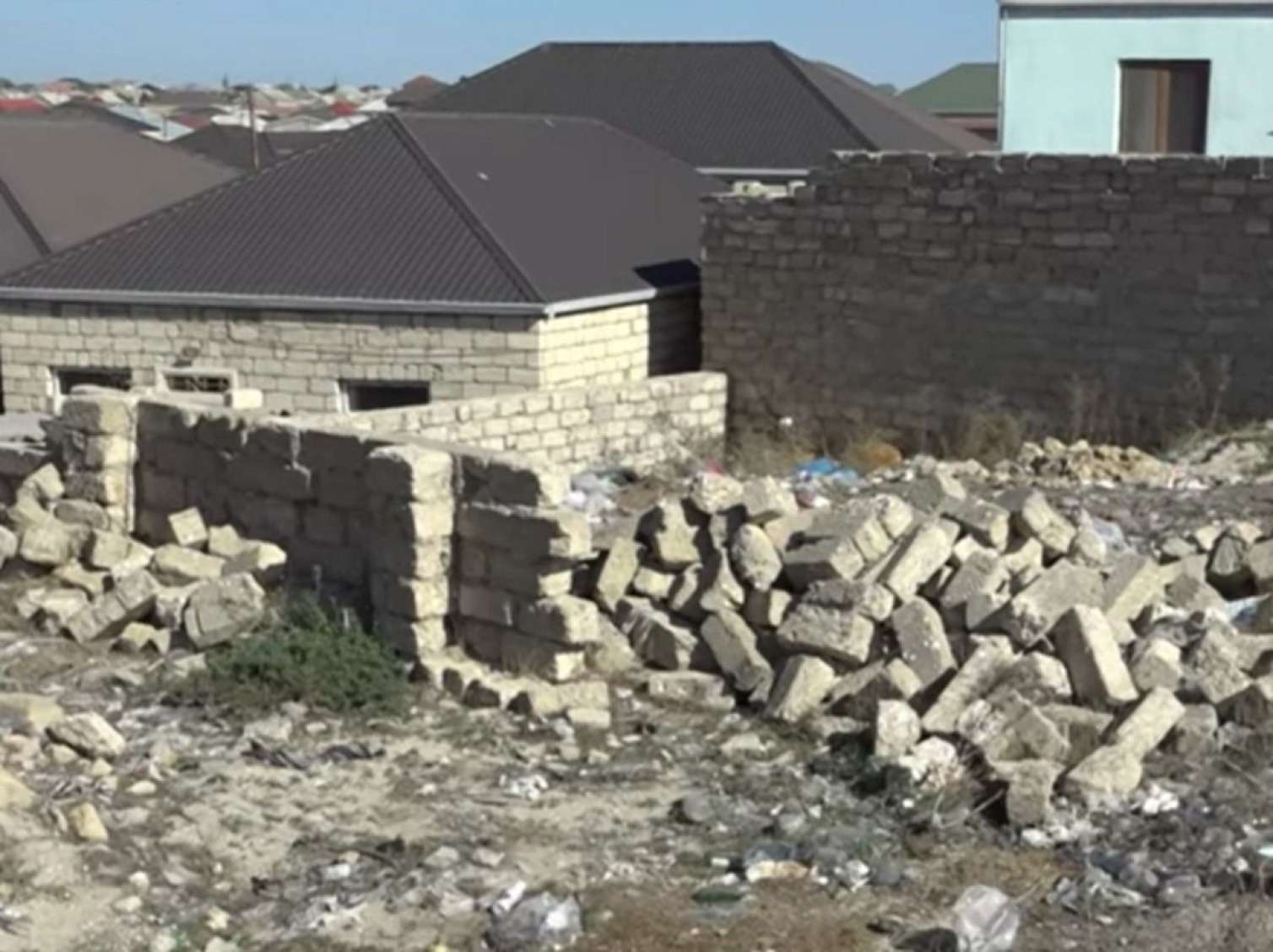 Binədə yol PROBLEMİ: "Nə taksi gəlir, nə də təcili yardım..." - VİDEO 